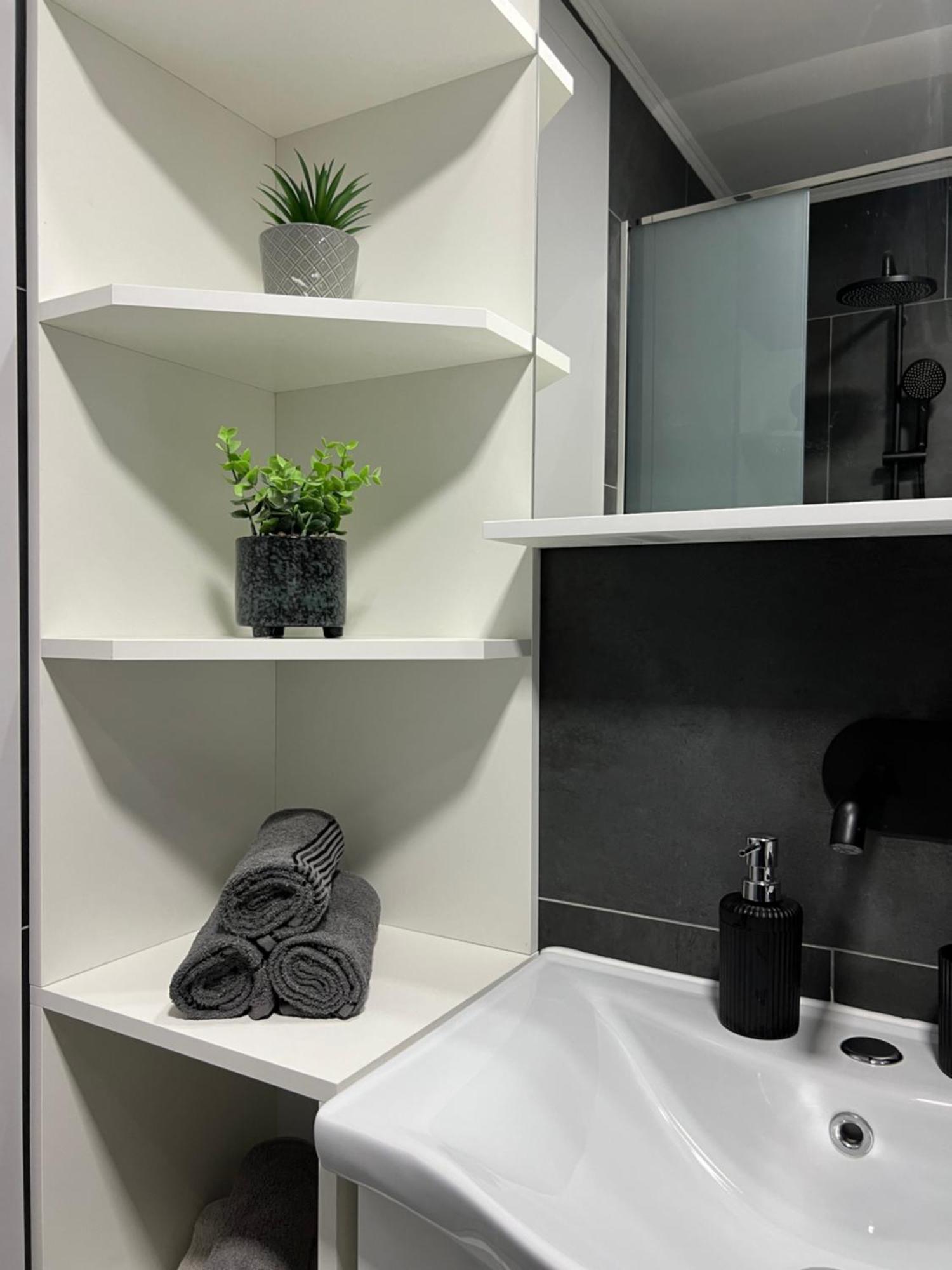 Tao Apartment, Apartment *